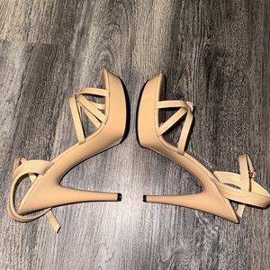 Alexis Carter size 40 (fits like a 71/2)